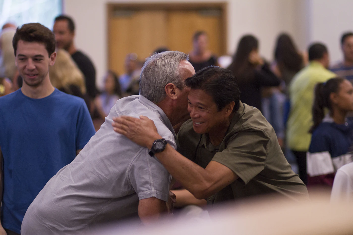 Dois irmãos se abraçando no culto